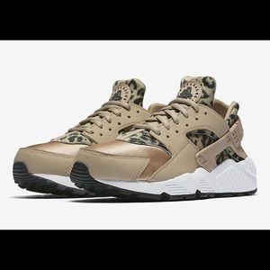 Air Hurrache Run Leopard Gold 7.5 Brand New